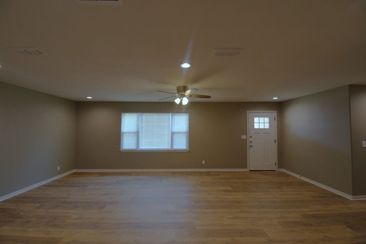 710 N Englewood Ave - Photo 4 of 33
