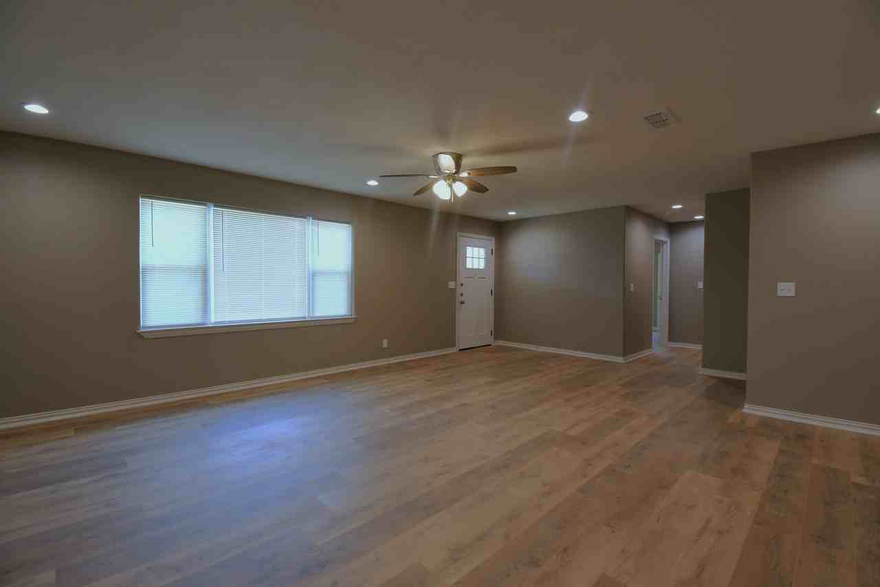 710 N Englewood Ave - Photo 5 of 33