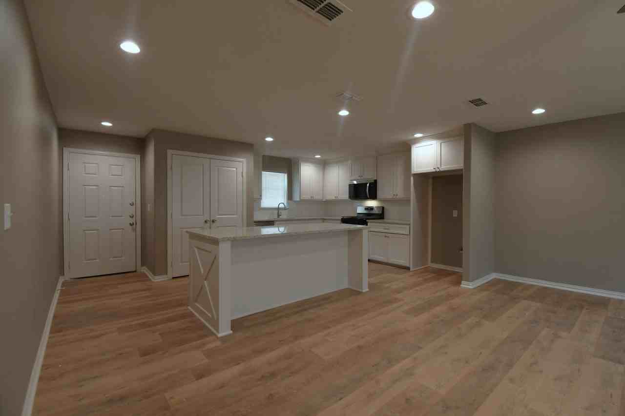 710 N Englewood Ave - Photo 7 of 33
