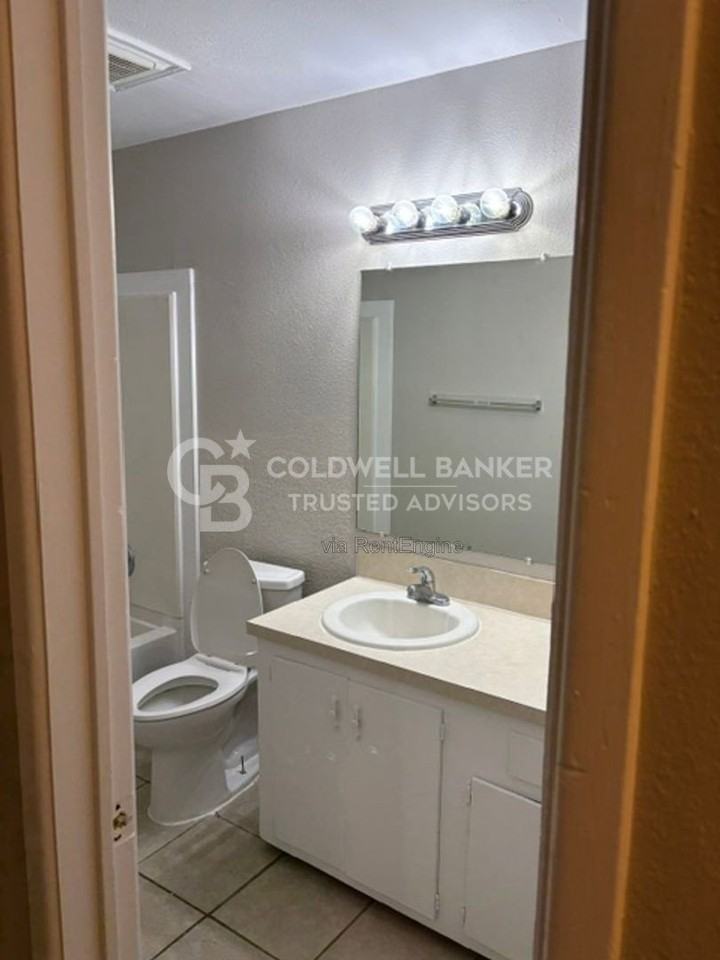 607 8th St #A - Photo 5 of 11