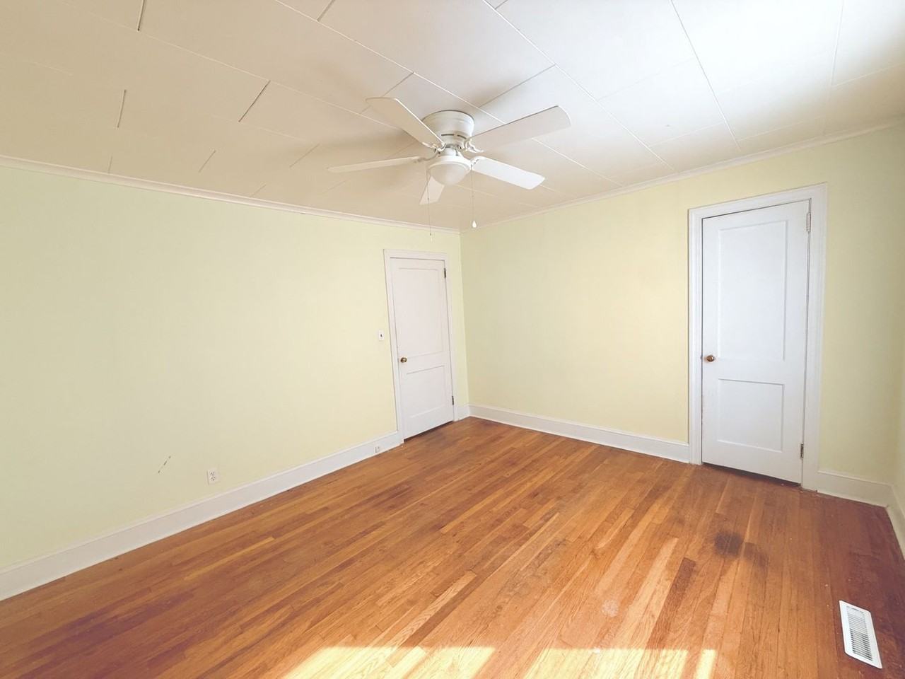 602 N Elm St - Photo 4 of 14
