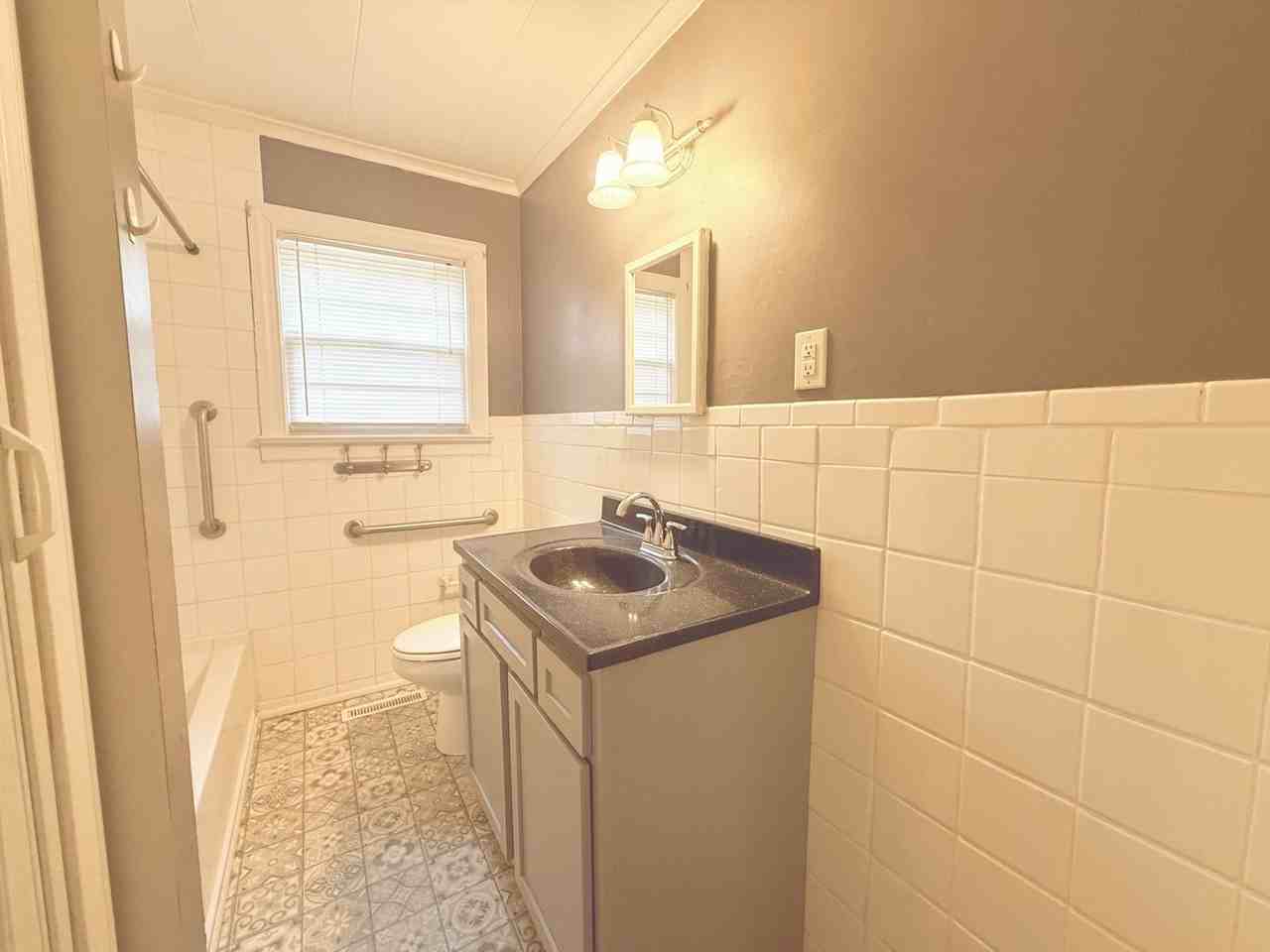 602 N Elm St - Photo 5 of 14
