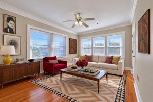 featured image of 423 E Elm St