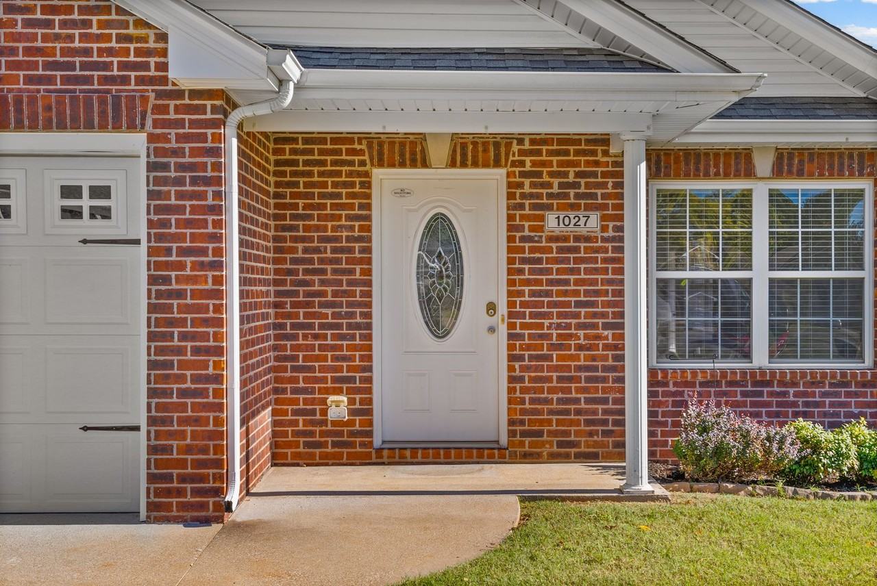 1027 Hendricks Ct - Photo 3 of 31