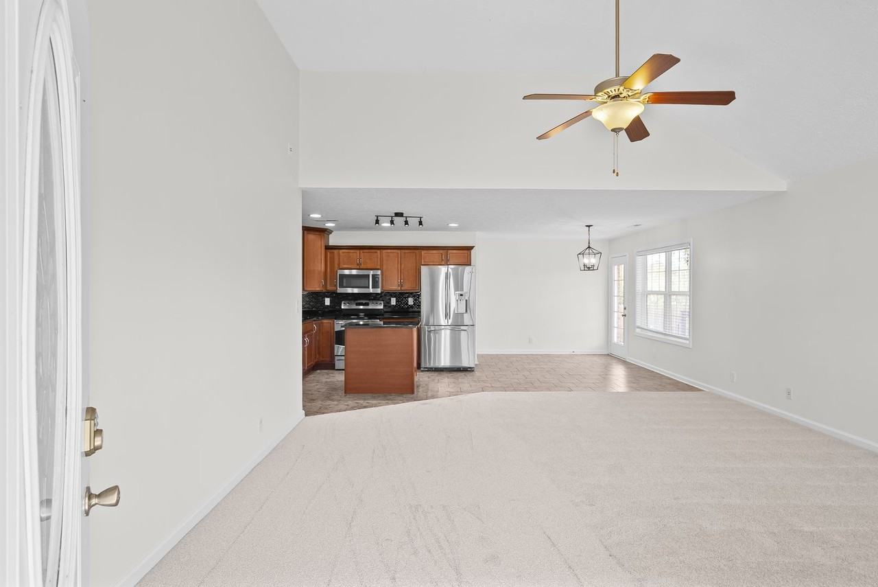 1027 Hendricks Ct - Photo 4 of 31