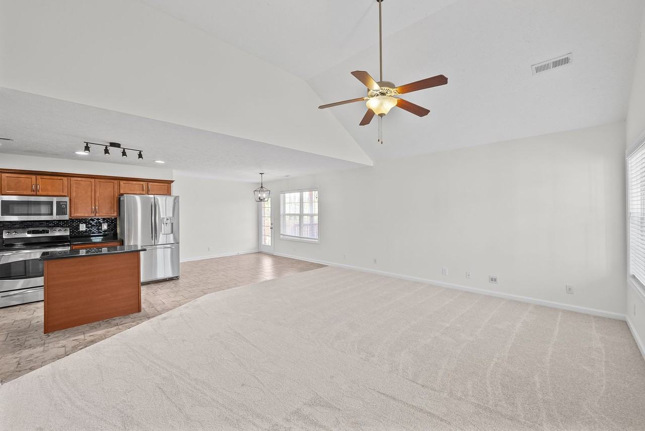 1027 Hendricks Ct - Photo 5 of 31