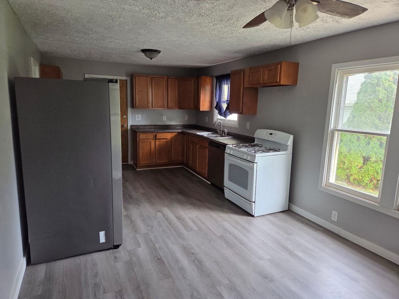 303 Melrose Dr - Photo 2 of 13