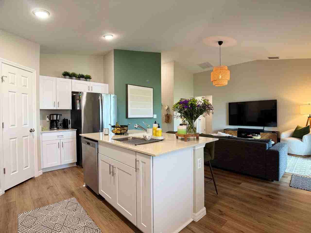 2437 Oakwood Ln - Photo 4 of 35