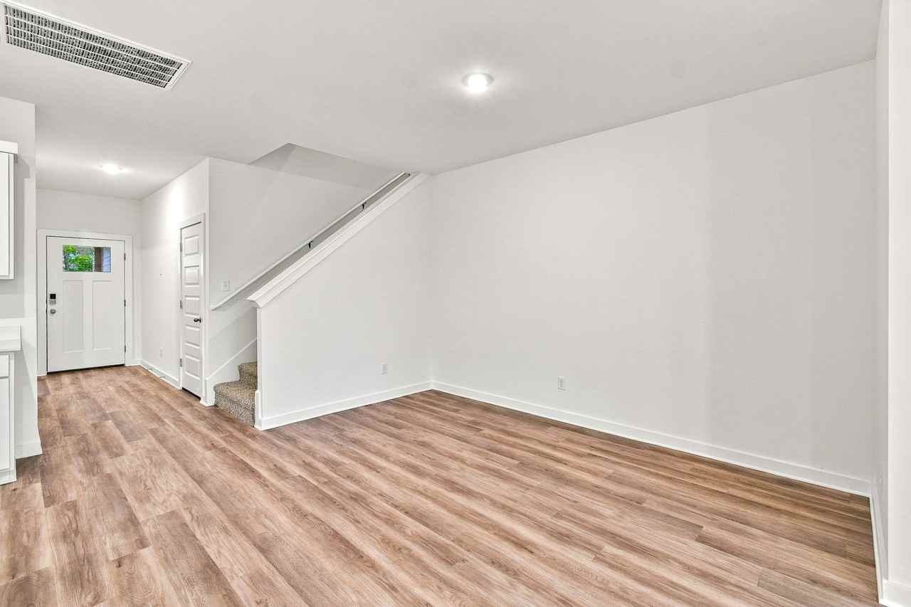 612 S Neon Ave - Photo 3 of 21