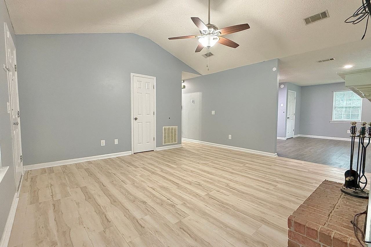 61 Gregory Ct - Photo 3 of 31