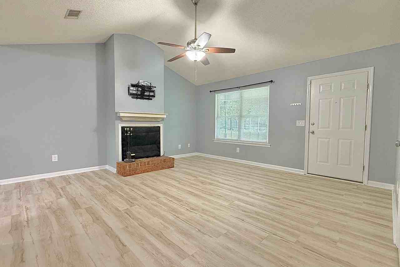 61 Gregory Ct - Photo 4 of 31