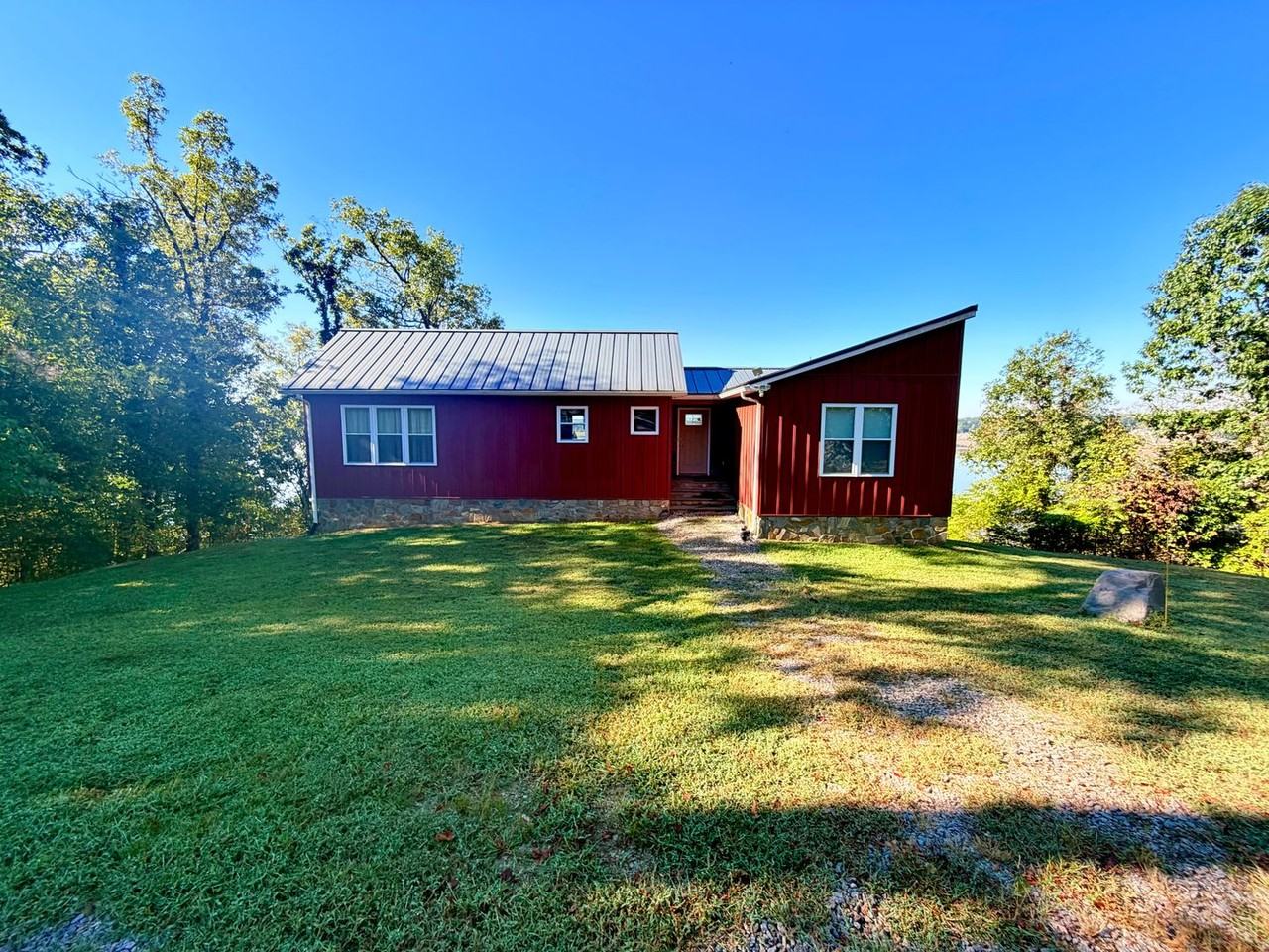714 Roanoke Dr - Photo 3 of 24