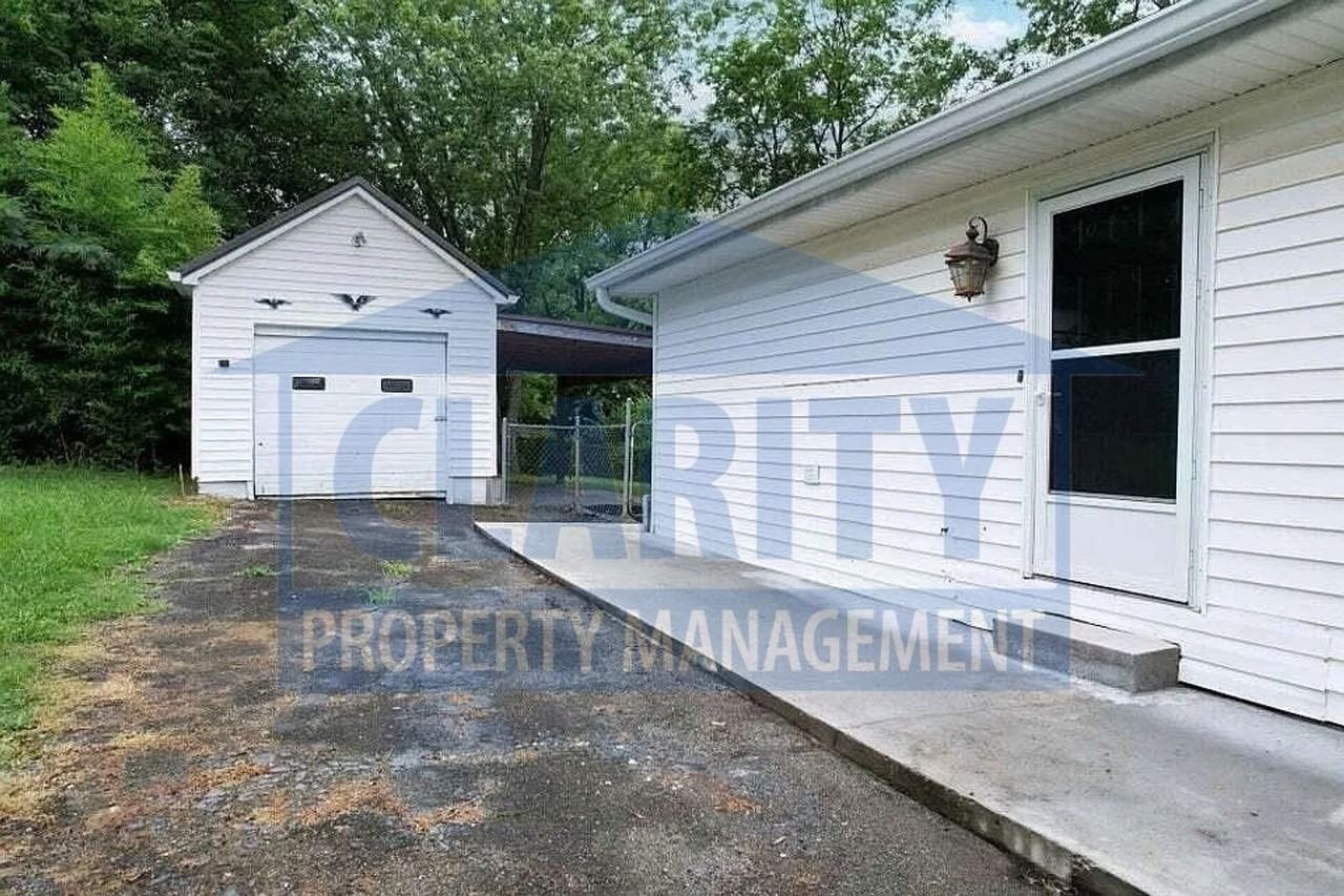 806 Willow St Nw - Photo 4 of 32