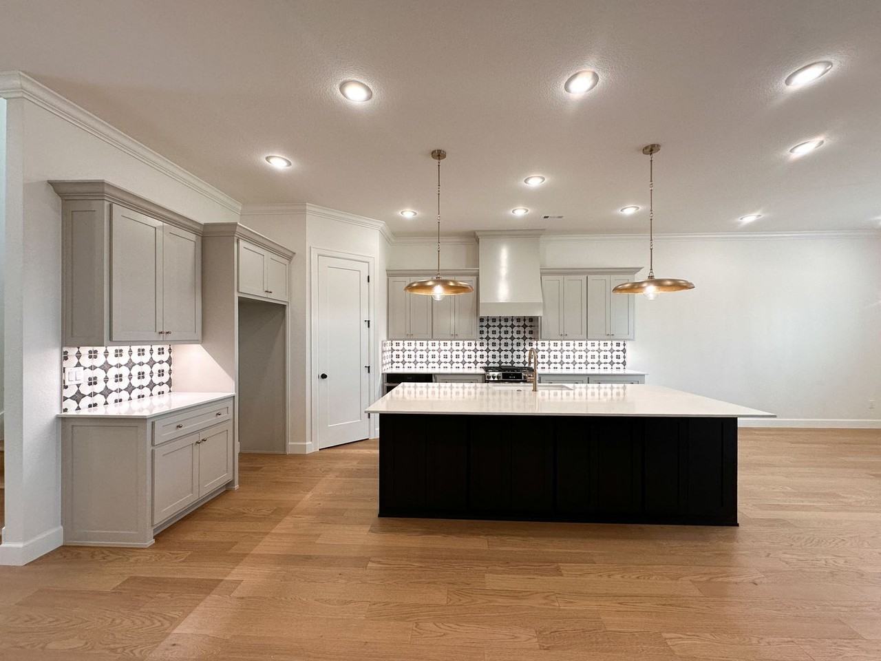 6610 Align Ave - Photo 4 of 21