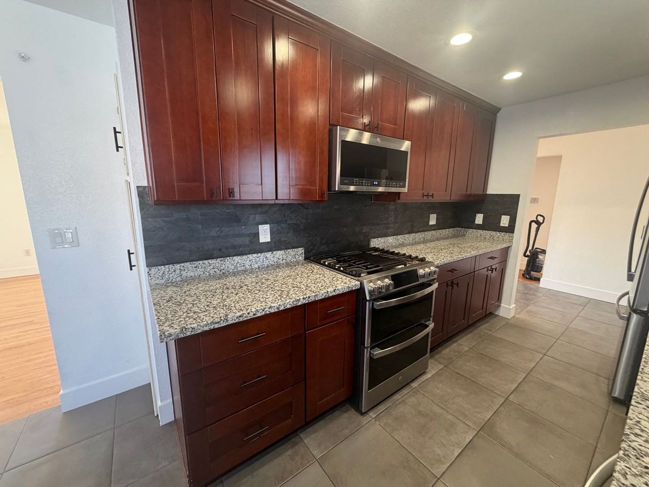 217 Mayfair Ave - Photo 3 of 37