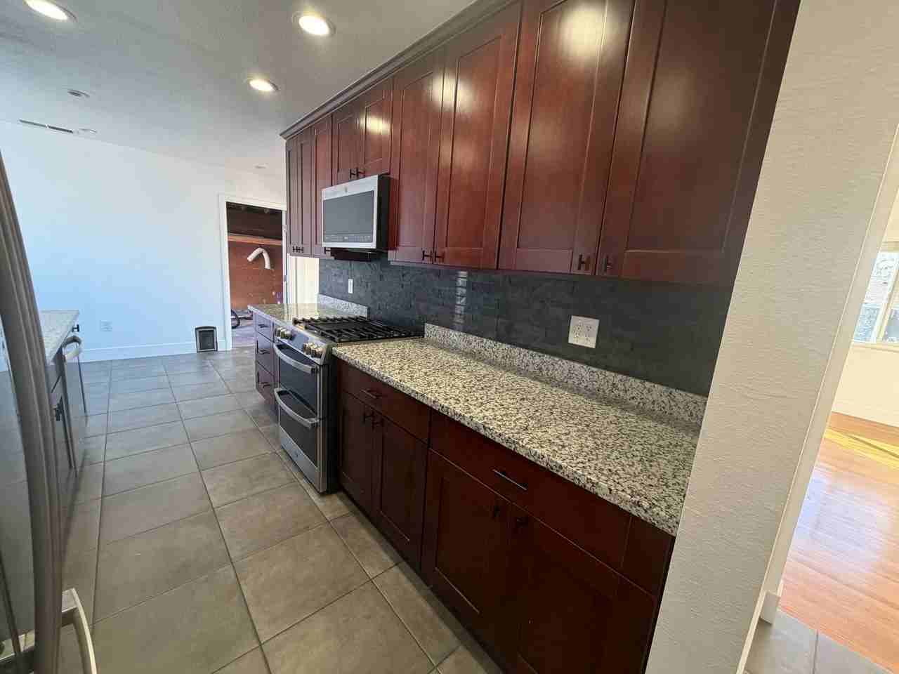 217 Mayfair Ave - Photo 4 of 37