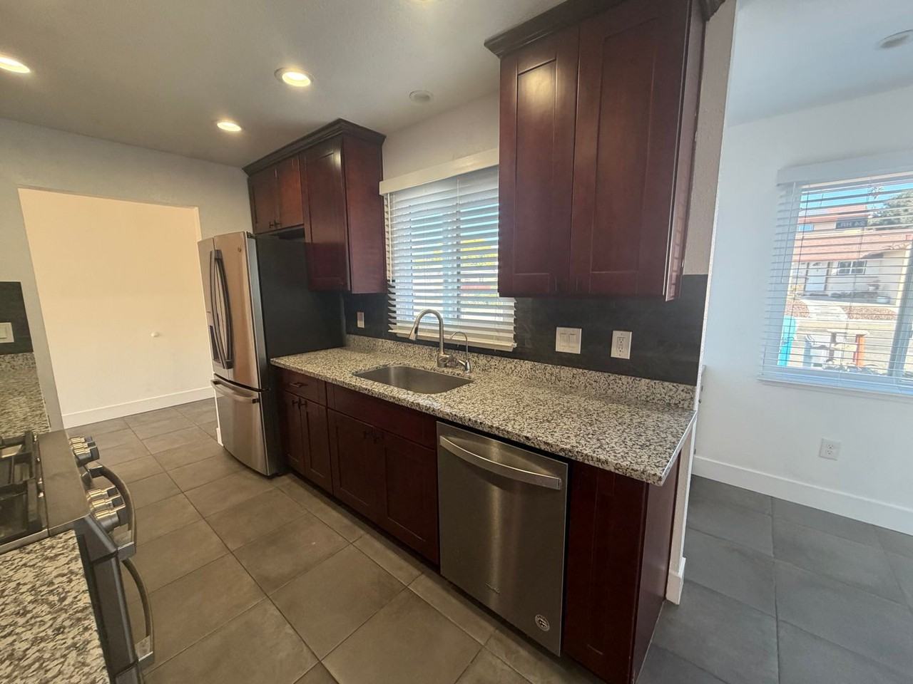 217 Mayfair Ave - Photo 5 of 37