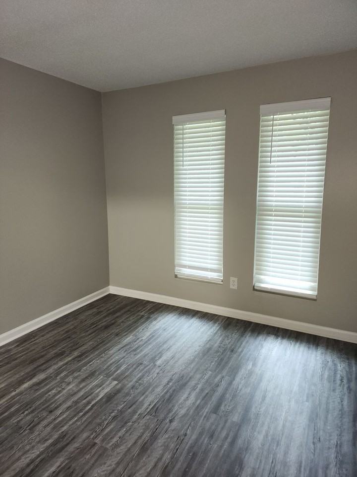 1325 Whitfield Park Dr - Photo 5 of 15