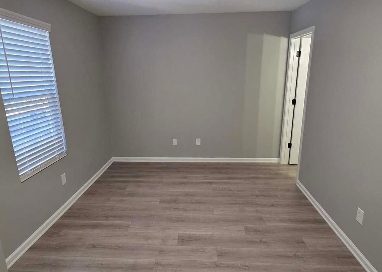 110 N Woodcrest St - Photo 5 of 10