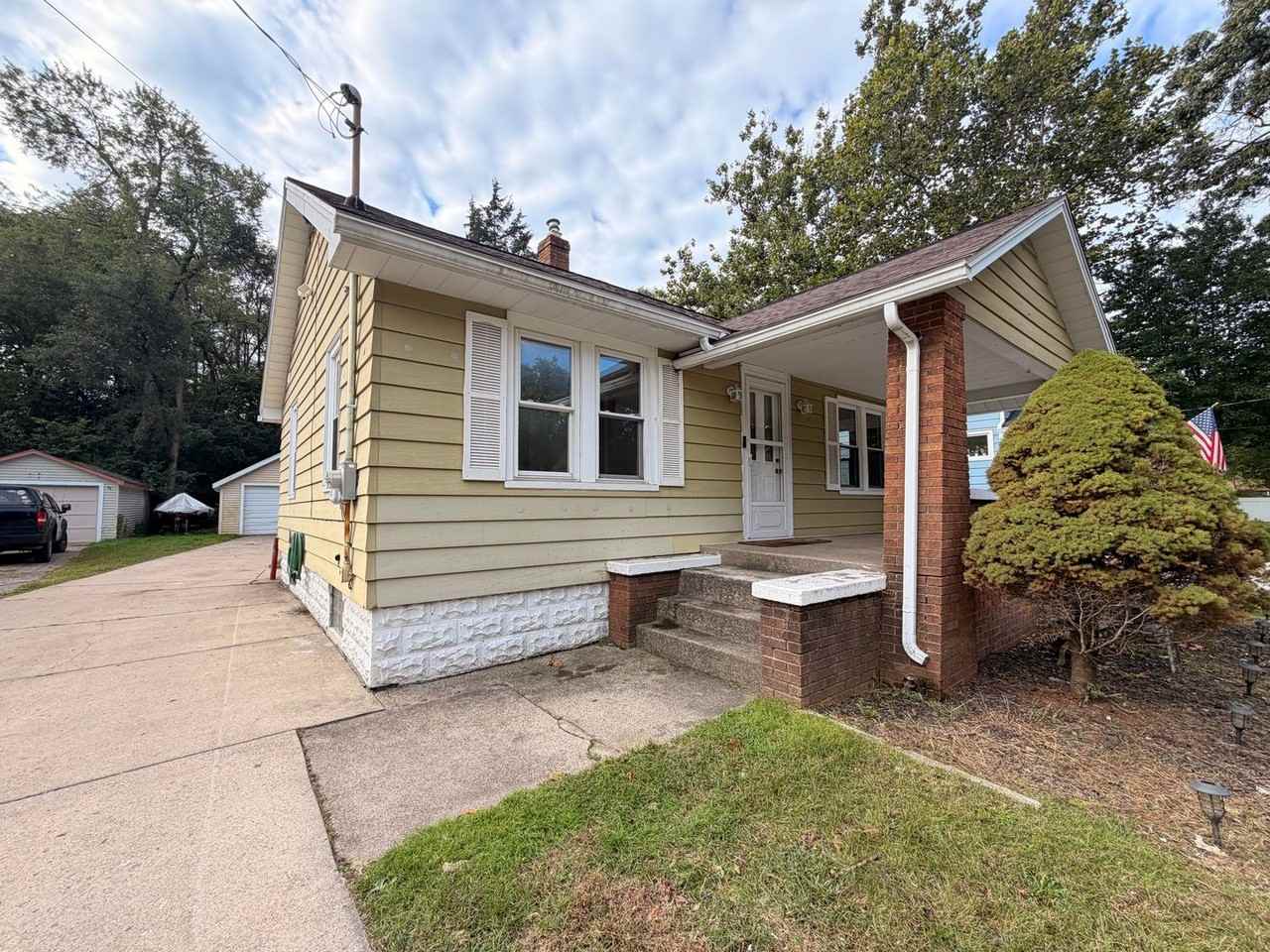 1812 Richmond St Nw - Photo 2 of 17