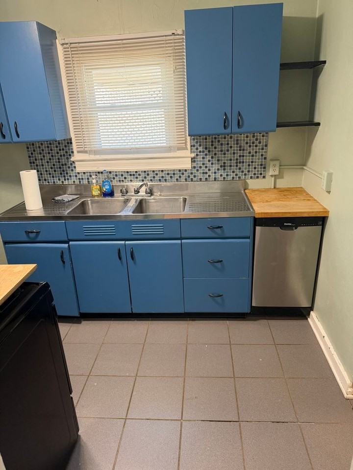 212 Republic St - Photo 5 of 11