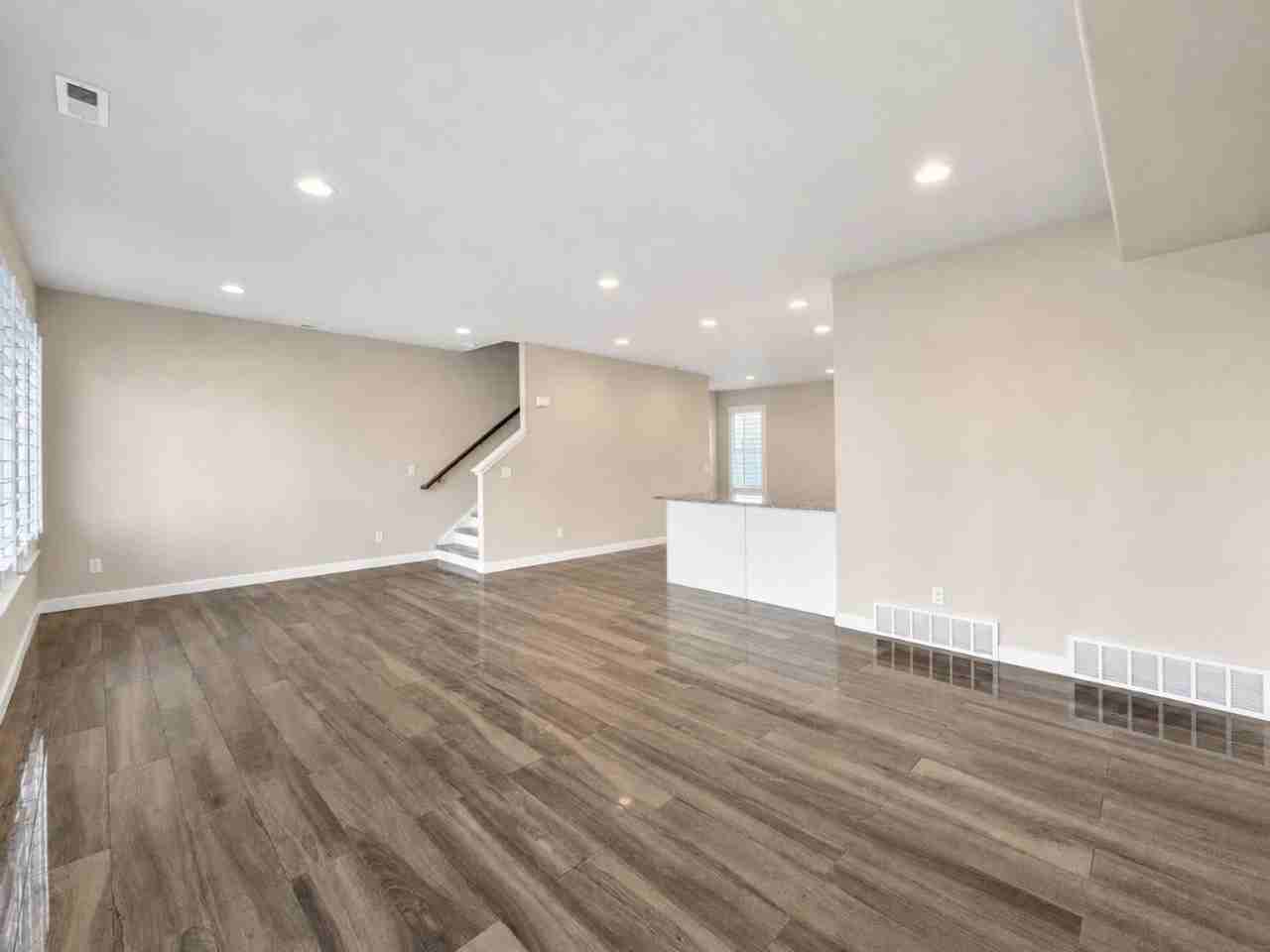 2527 N Knights Ln - Photo 2 of 22