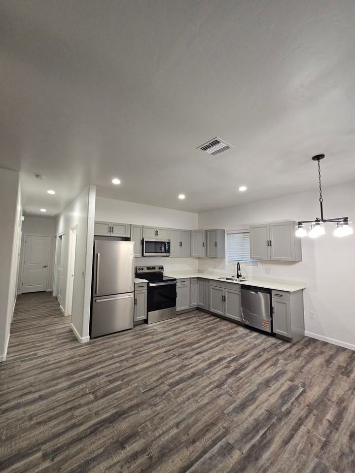 5810 E Hermans Rd - Photo 7 of 28