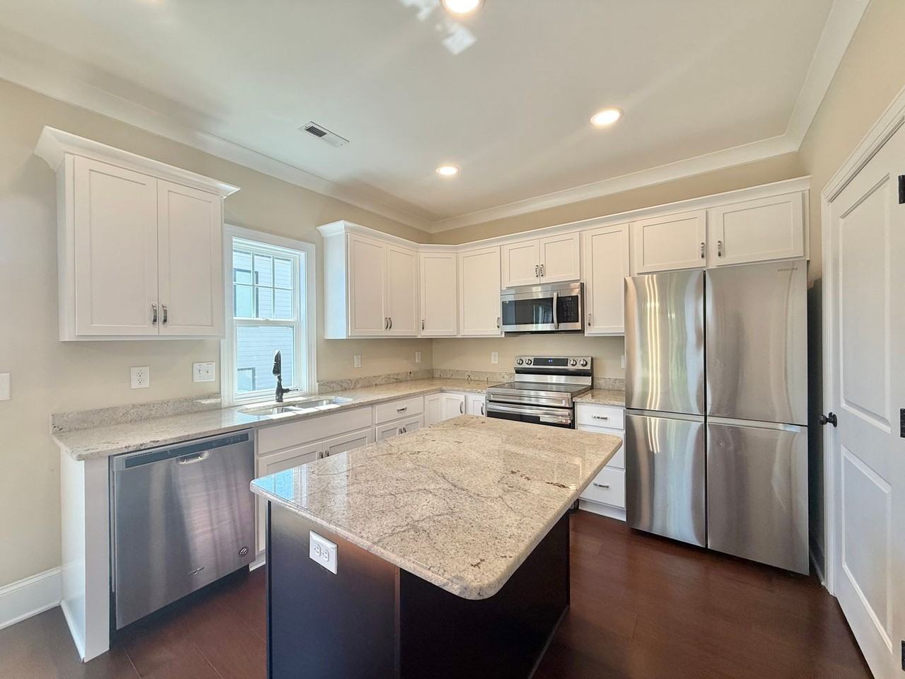 3114 Bryant St - Photo 4 of 24