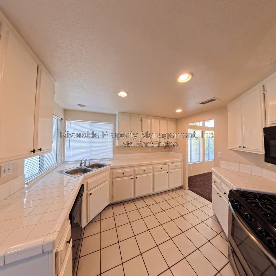 8766 Morninglight Cir - Photo 5 of 35