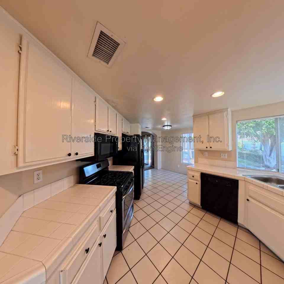 8766 Morninglight Cir - Photo 6 of 35