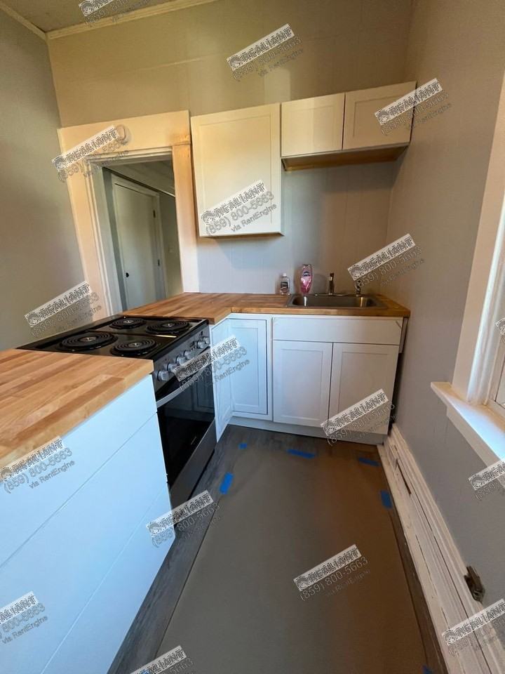 939 John St - Photo 4 of 14