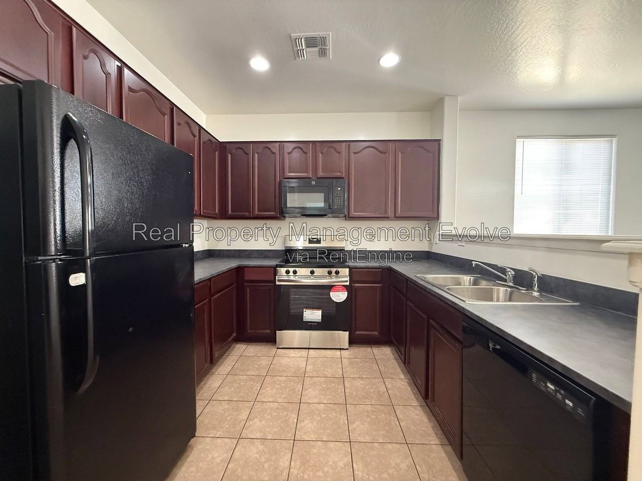7328 W Glass Ln - Photo 6 of 31