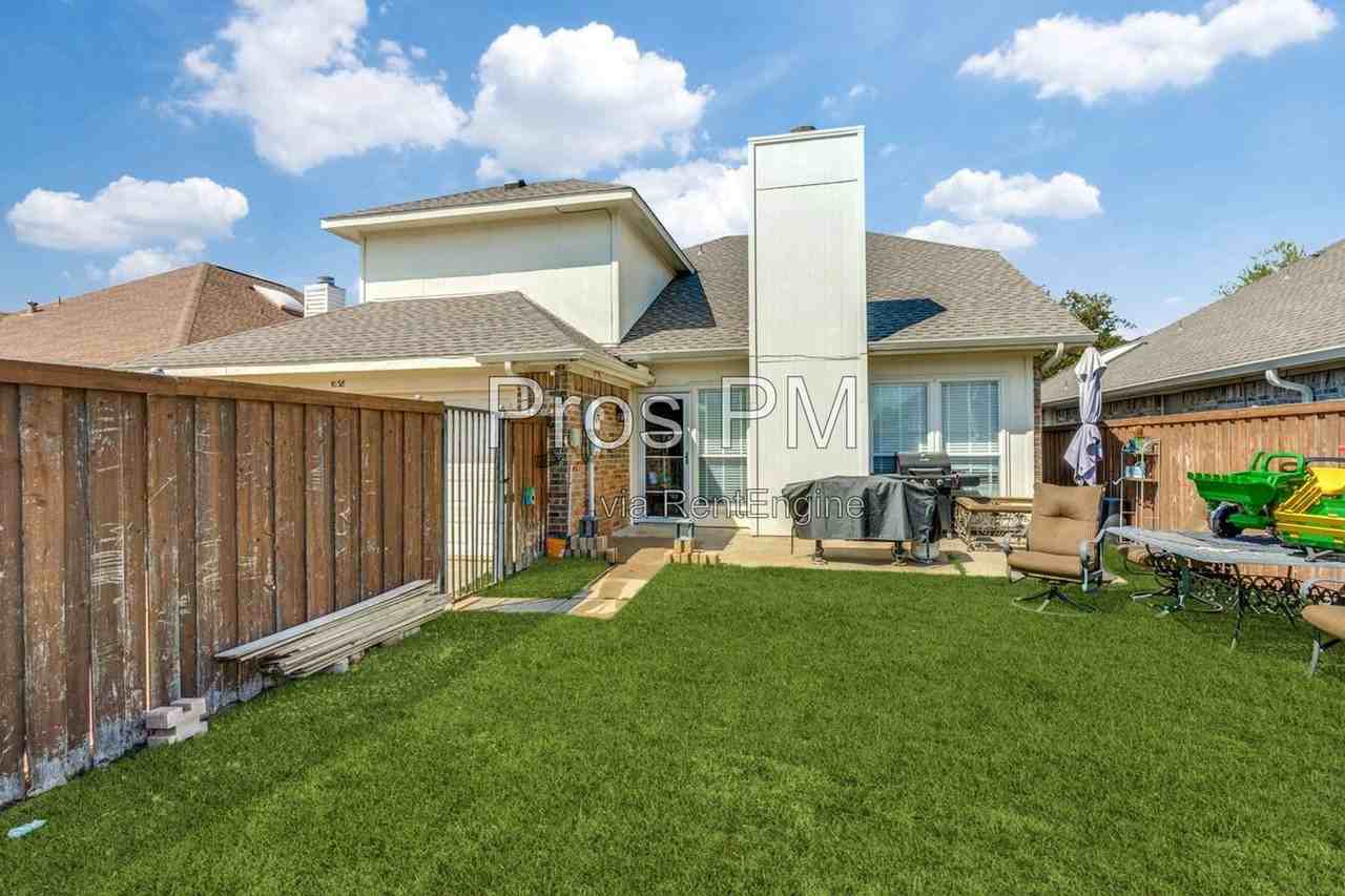 1038 Carlisle Dr - Photo 2 of 6