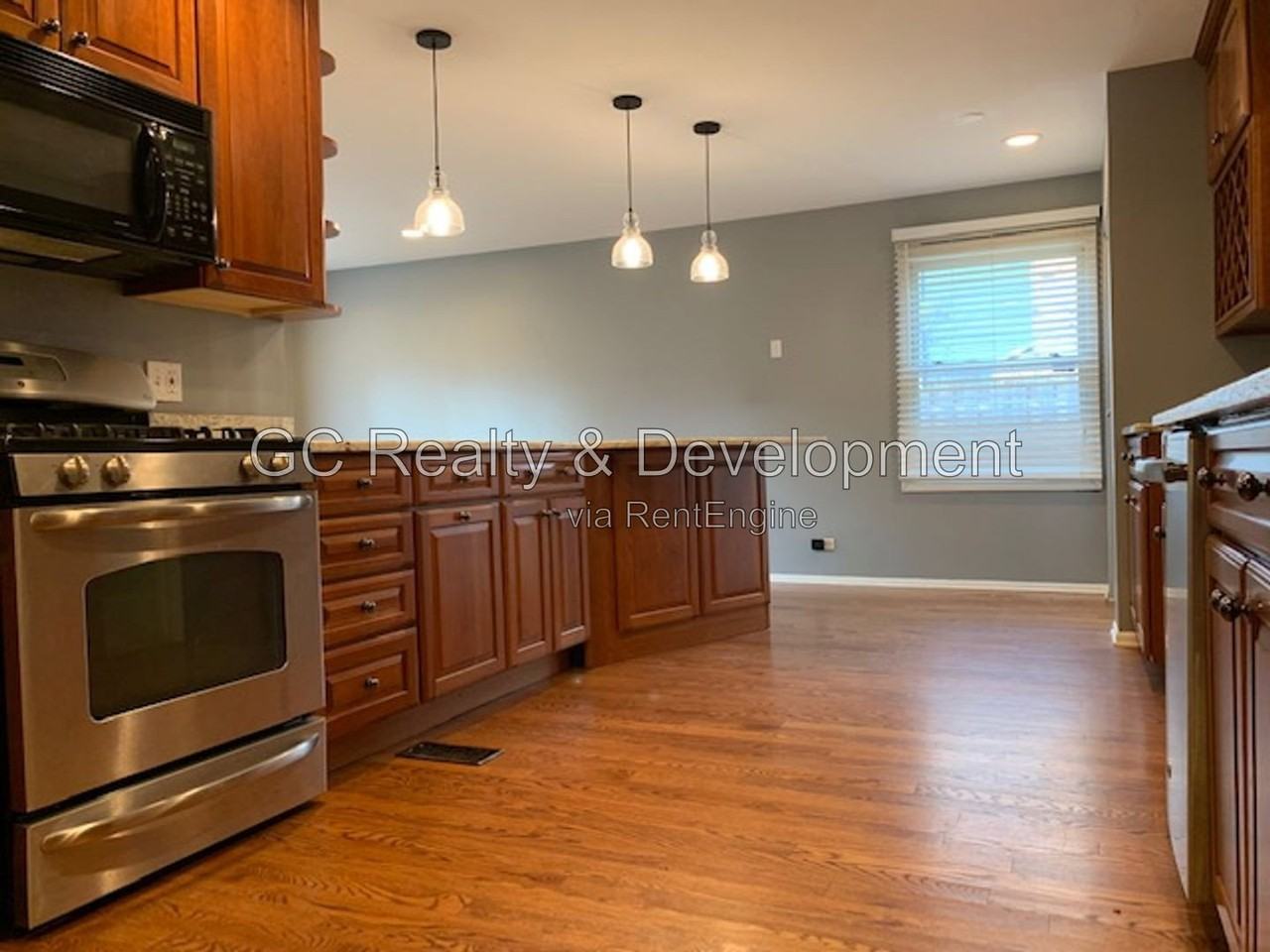 1084 Crofton Ln - Photo 4 of 23