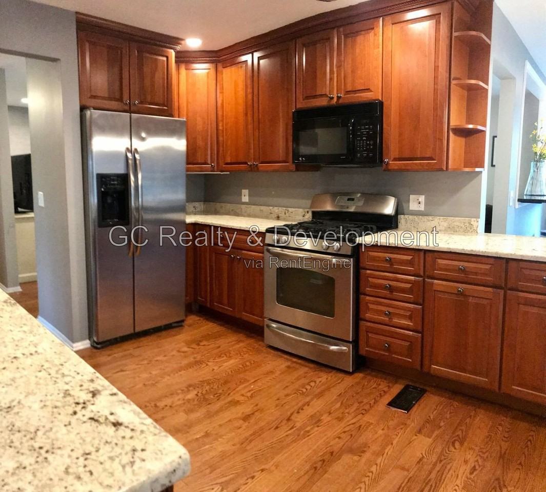 1084 Crofton Ln - Photo 5 of 23