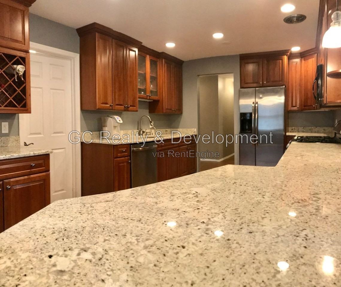 1084 Crofton Ln - Photo 6 of 23