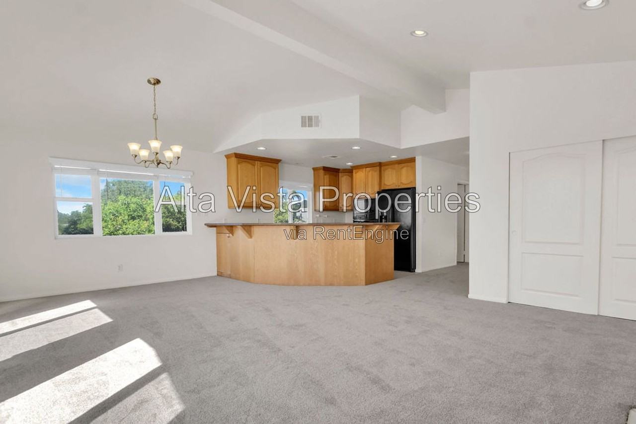 6747 Draper Ave - Photo 4 of 31