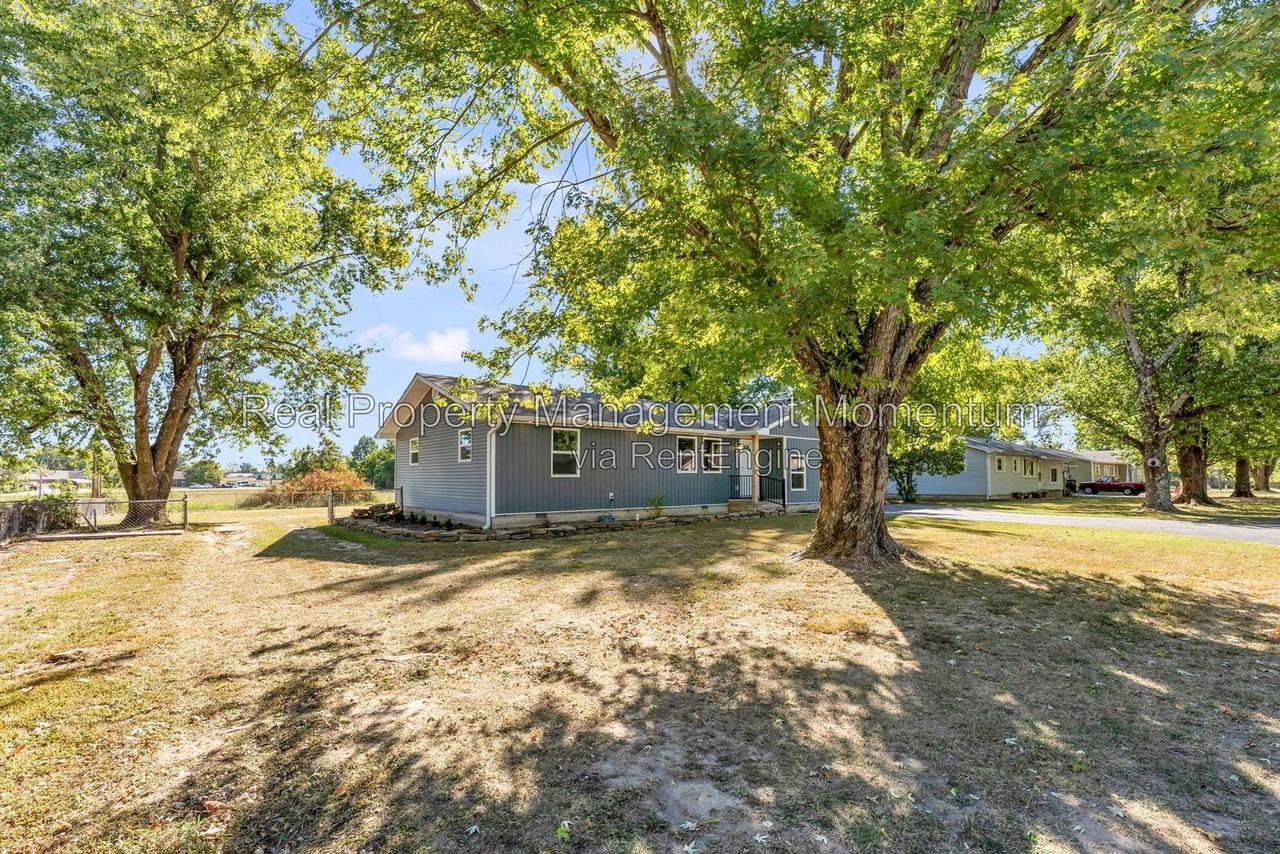 108 N Huffman Ave - Photo 2 of 31