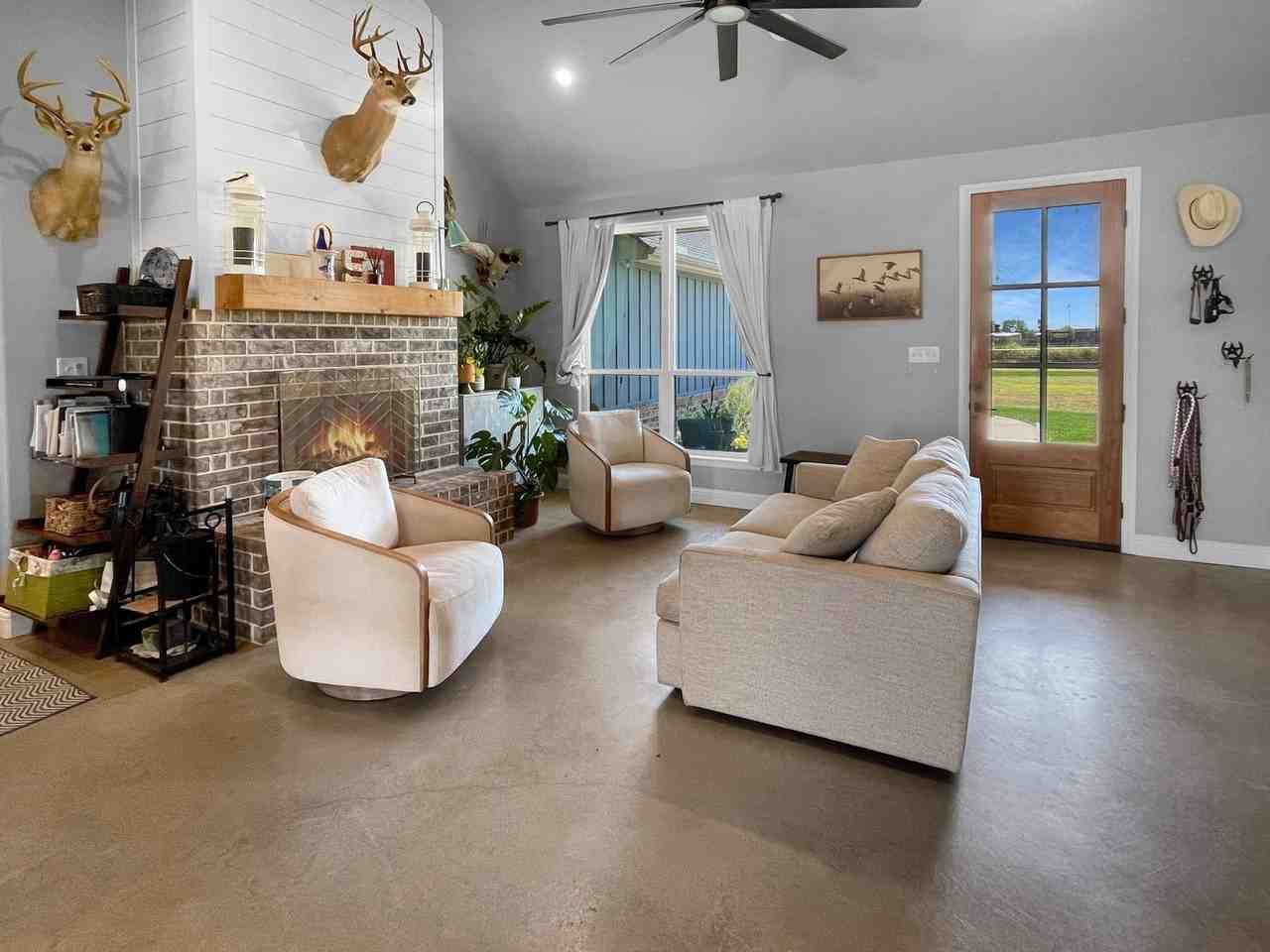 1011 Young Bend Rd - Photo 5 of 23