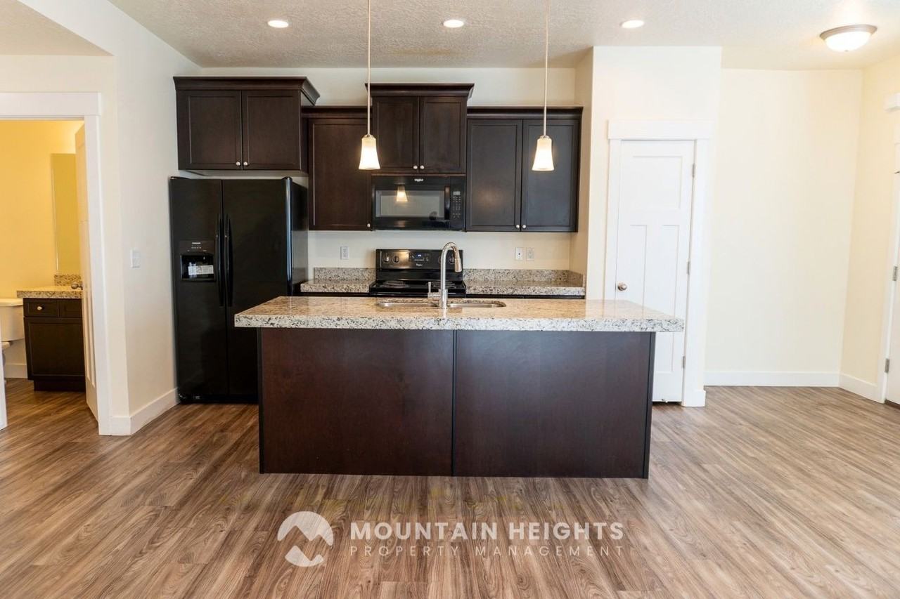 9287 S Fordham Ct - Photo 3 of 35