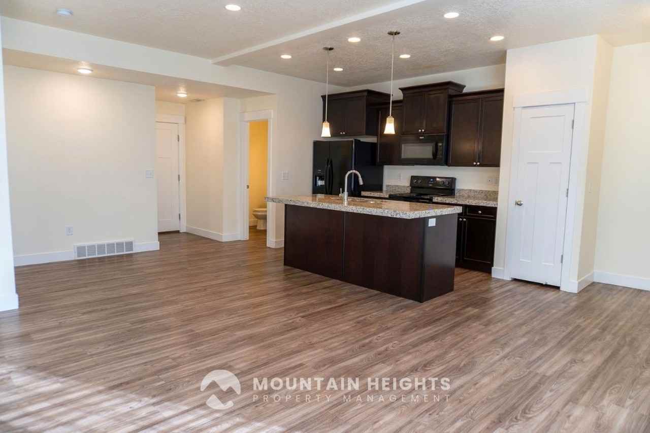 9287 S Fordham Ct - Photo 5 of 35