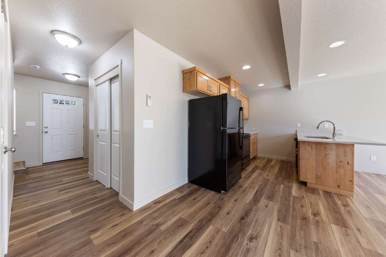 1014 Nw Highlands Loop - Photo 7 of 38