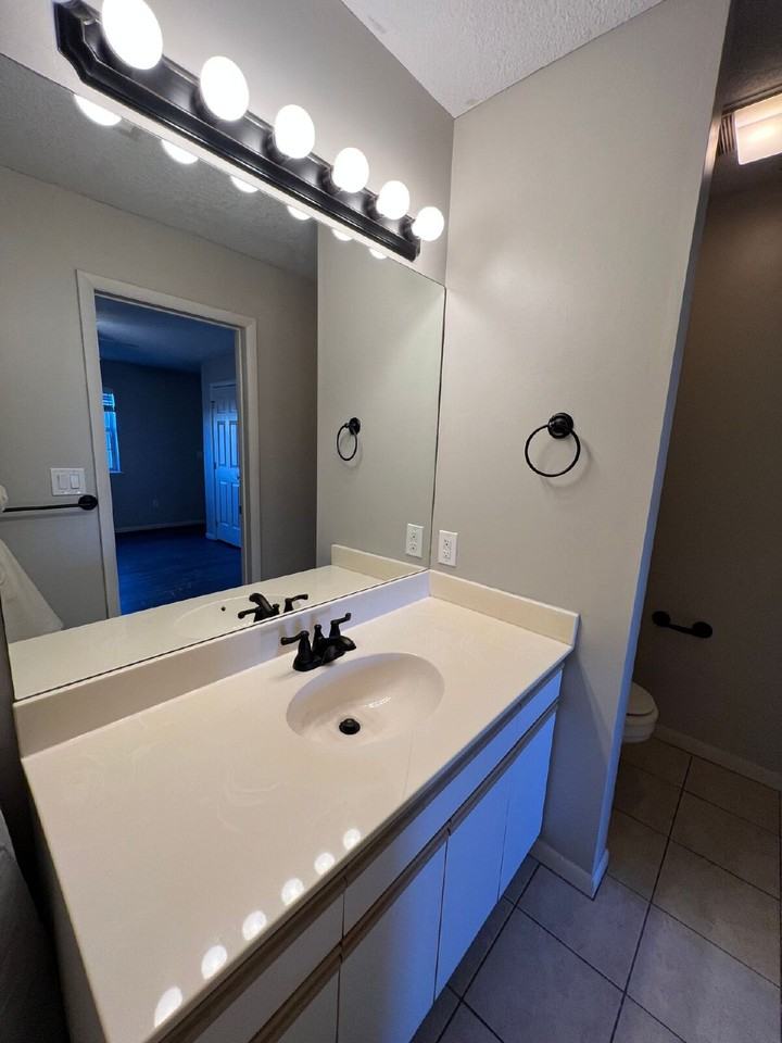160 W Rockford Dr #F7 - Photo 4 of 21