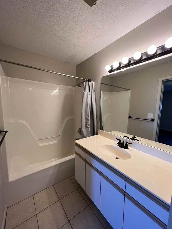 160 W Rockford Dr #F7 - Photo 5 of 21