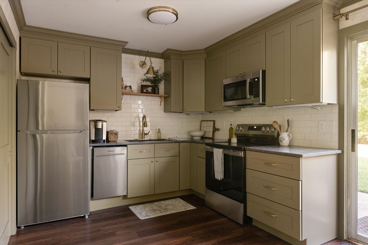 1100 W Main St #7 - Photo 5 of 18