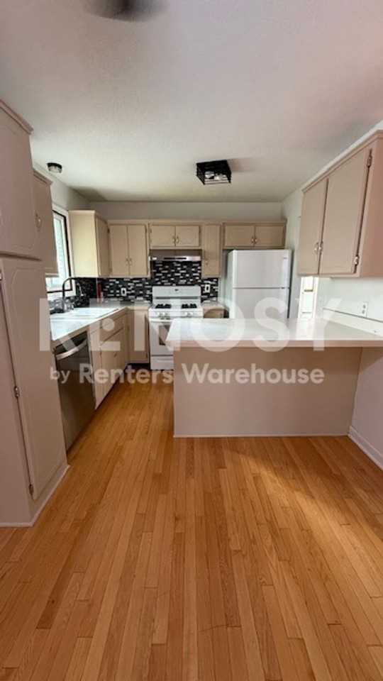 7608 Irving Ave N - Photo 6 of 20