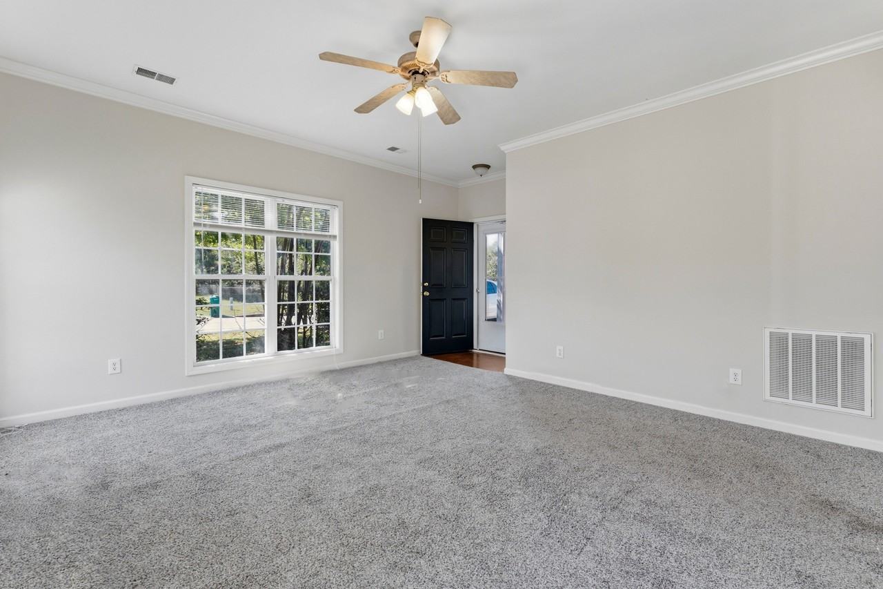 2033 Queens Ct #2033 - Photo 2 of 39