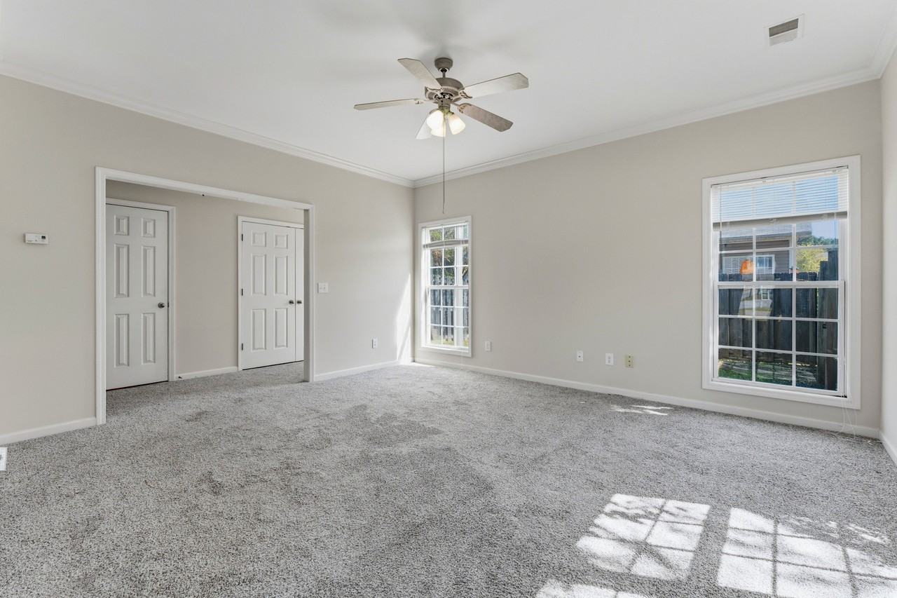 2033 Queens Ct #2033 - Photo 3 of 39