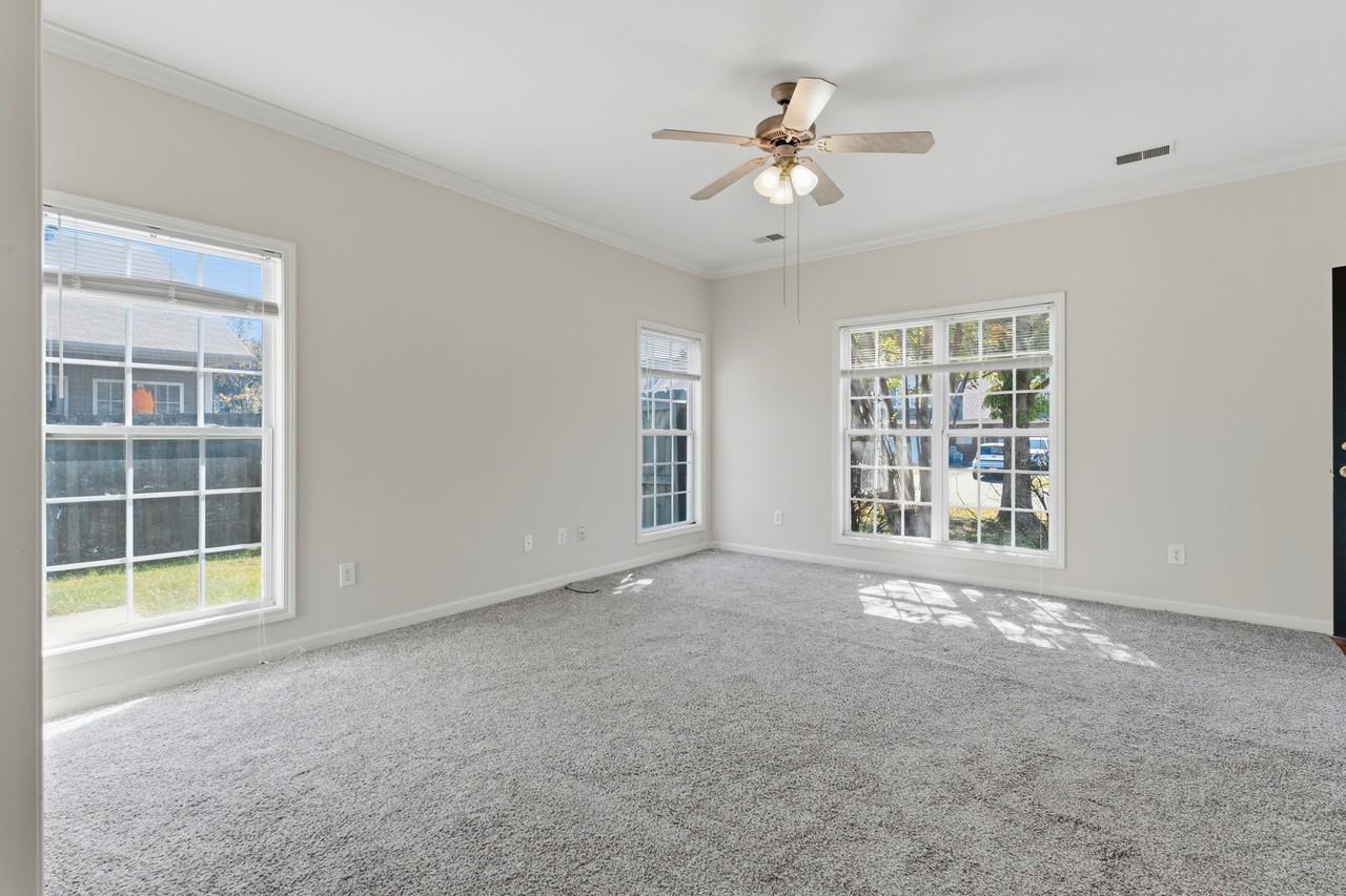 2033 Queens Ct #2033 - Photo 4 of 39