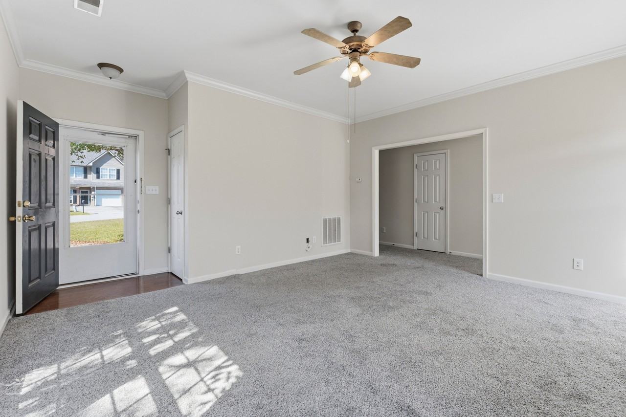 2033 Queens Ct #2033 - Photo 5 of 39